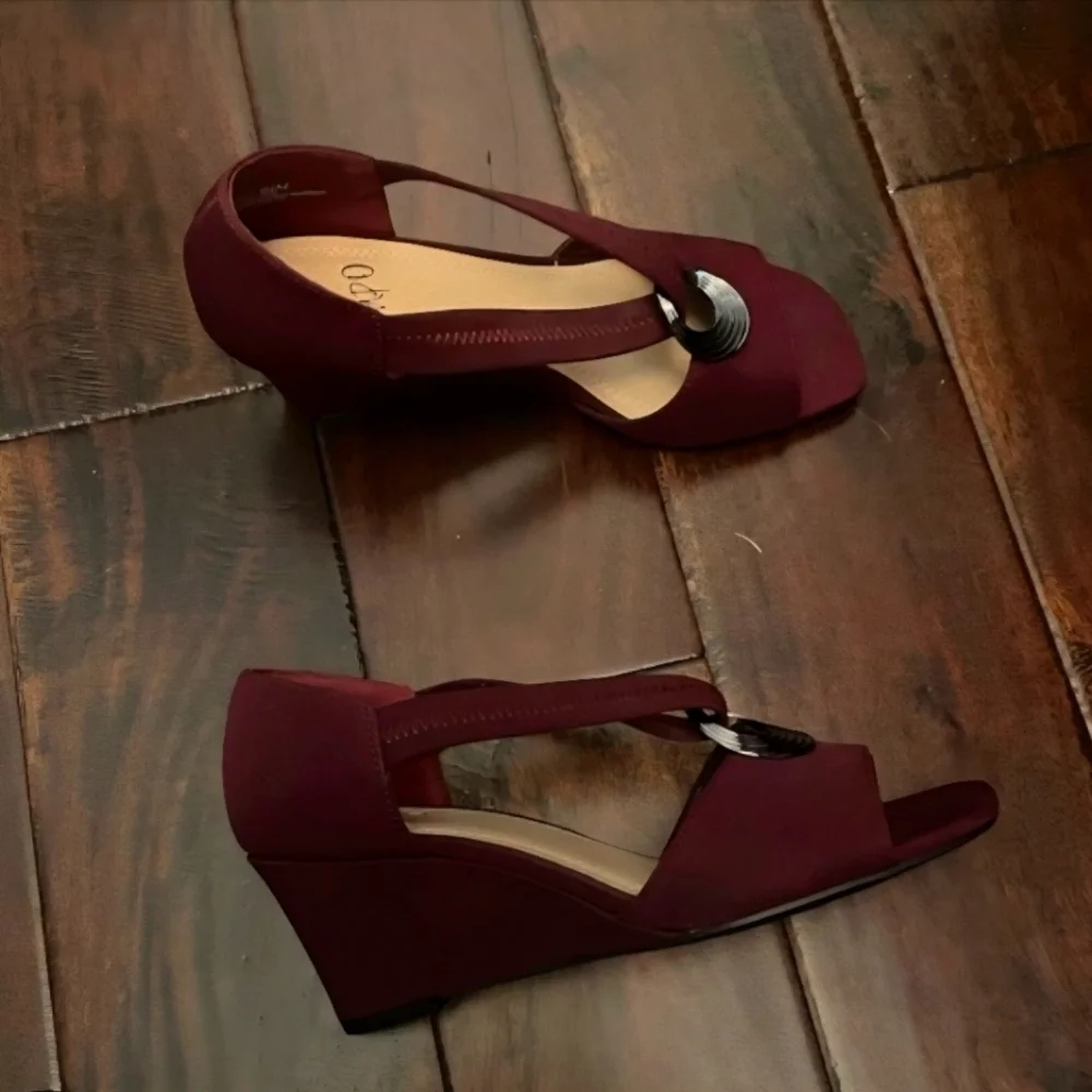 ⚠️IMPO⚠️ NWOT Women's 👠 Burgundy Slingback Heels Sz 6.5🌟 - Picture 1 of 3
